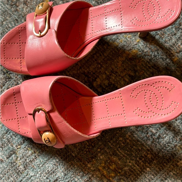 CHANEL Interlocking CC logo leather slides. Good condition. - Picture 1 of 8